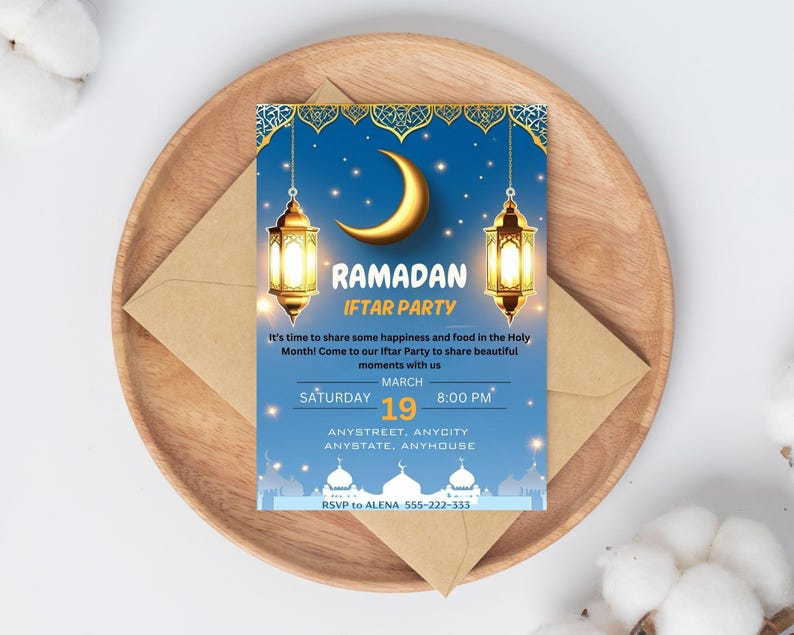 Op de afbeelding: Een uitnodiging voor een Ramadan Iftar Party met een blauwe achtergrond, gouden sterren en een halve maan. De tekst luidt "Ramadan Iftar Party" en bevat de datum, tijd en locatie. RSVP naar Alena 555-222-333.