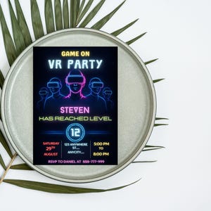 Puede incluir: Una invitaci&oacute;n a una fiesta de realidad virtual con un fondo negro y gr&aacute;ficos en azul ne&oacute;n y rosa. El texto dice "GAME ON VR PARTY" y "STEVEN HAS REACHED LEVEL 12". Los detalles incluyen la fecha, la hora y la informaci&oacute;n de RSVP.