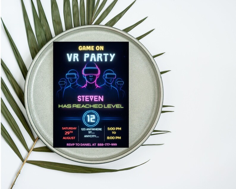 Puede incluir: Una invitaci&oacute;n a una fiesta de realidad virtual con un fondo negro y gr&aacute;ficos en azul ne&oacute;n y rosa. El texto dice "GAME ON VR PARTY" y "STEVEN HAS REACHED LEVEL 12". Los detalles incluyen la fecha, la hora y la informaci&oacute;n de RSVP.