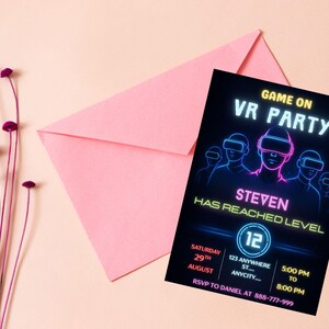 Puede incluir: Una invitaci&oacute;n a una fiesta de realidad virtual con texto y gr&aacute;ficos de ne&oacute;n. La invitaci&oacute;n presenta el texto "GAME ON VR PARTY" y "STEVEN HAS REACHED LEVEL 12". La invitaci&oacute;n es negra con acentos de ne&oacute;n azul, rosa y verde. Un sobre rosa y flores moradas est&aacute;n en el fondo.