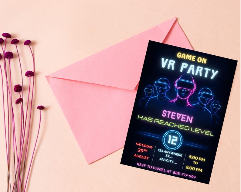Puede incluir: Una invitaci&oacute;n a una fiesta de realidad virtual con texto y gr&aacute;ficos de ne&oacute;n. La invitaci&oacute;n presenta el texto "GAME ON VR PARTY" y "STEVEN HAS REACHED LEVEL 12". La invitaci&oacute;n es negra con acentos de ne&oacute;n azul, rosa y verde. Un sobre rosa y flores moradas est&aacute;n en el fondo.