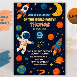 Könnte beinhalten: Eine Einladung zu einer Weltraum-Party mit dunkelblauem Hintergrund. Das Design umfasst einen Astronauten, Raketen, Planeten, Sterne und einen lächelnden Mond. Der Text lautet "Join us for an out of this world party!" und enthält Party-Details. Die Einladung ist 152.4 cm x 213.36 cm groß.