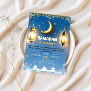 Op de afbeelding: Een blauwe en gouden Ramadan Iftar Party-uitnodiging met een halve maan, sterren en lantaarns. De uitnodiging bevat de datum, tijd en locatie van het evenement. RSVP naar Alena 555-222-333.