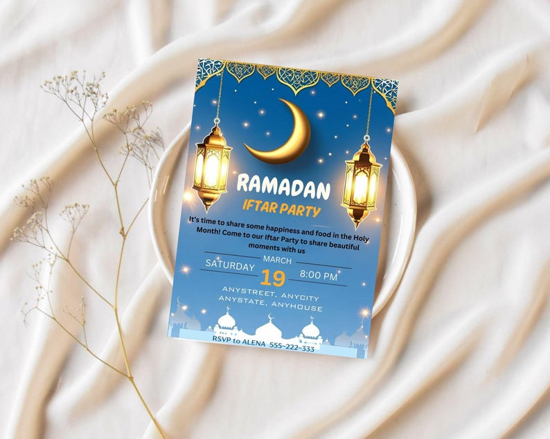 Op de afbeelding: Een blauwe en gouden Ramadan Iftar Party-uitnodiging met een halve maan, sterren en lantaarns. De uitnodiging bevat de datum, tijd en locatie van het evenement. RSVP naar Alena 555-222-333.