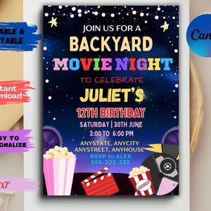 Könnte beinhalten: Einladung zur Backyard Movie Night mit Sternenhintergrund. Die Einladung enthält Text für Juliets 12. Geburtstag, eine Filmrolle, Popcorn und eine Filmklappe. Die Einladung ist 12,7 x 17,8 cm groß.