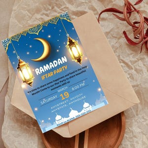 Op de afbeelding: Een blauwe en gouden Ramadan Iftar Party-uitnodiging met een halve maan en lantaarns. De uitnodiging bevat de datum, tijd en locatie van het feest. RSVP naar Alena 555-222-333.