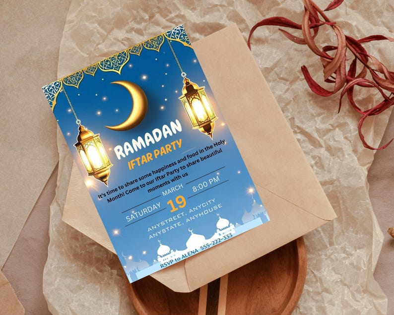 Op de afbeelding: Een blauwe en gouden Ramadan Iftar Party-uitnodiging met een halve maan en lantaarns. De uitnodiging bevat de datum, tijd en locatie van het feest. RSVP naar Alena 555-222-333.