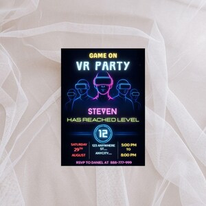 Puede incluir: Una tarjeta de invitaci&oacute;n negra con texto y gr&aacute;ficos en azul ne&oacute;n y rosa para una fiesta de realidad virtual. La tarjeta dice "GAME ON VR PARTY" e incluye el nombre "STEVEN" y la fecha, hora y lugar del evento. El fondo es blanco.