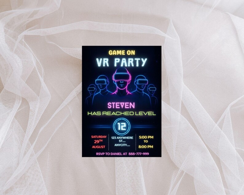 Puede incluir: Una tarjeta de invitaci&oacute;n negra con texto y gr&aacute;ficos en azul ne&oacute;n y rosa para una fiesta de realidad virtual. La tarjeta dice "GAME ON VR PARTY" e incluye el nombre "STEVEN" y la fecha, hora y lugar del evento. El fondo es blanco.