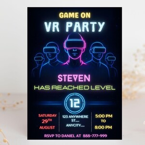Puede incluir: Una invitaci&oacute;n de fiesta de realidad virtual de estilo ne&oacute;n. El dise&ntilde;o presenta el texto "GAME ON VR PARTY" y "STEVEN HAS REACHED LEVEL 12". Incluye fecha, hora, direcci&oacute;n e informaci&oacute;n de RSVP. La combinaci&oacute;n de colores es negro, azul, rosa y amarillo.