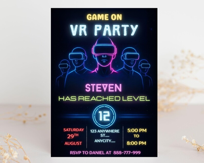 Puede incluir: Una invitaci&oacute;n de fiesta de realidad virtual de estilo ne&oacute;n. El dise&ntilde;o presenta el texto "GAME ON VR PARTY" y "STEVEN HAS REACHED LEVEL 12". Incluye fecha, hora, direcci&oacute;n e informaci&oacute;n de RSVP. La combinaci&oacute;n de colores es negro, azul, rosa y amarillo.