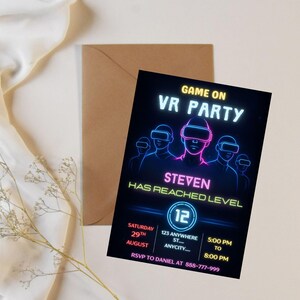 Puede incluir: Una tarjeta de invitaci&oacute;n negra con texto de ne&oacute;n que dice "GAME ON VR PARTY". La tarjeta presenta un gr&aacute;fico de personas que usan auriculares de realidad virtual. El texto incluye el nombre "STEVEN" y los detalles del evento. Un sobre marr&oacute;n est&aacute; detr&aacute;s de la tarjeta.