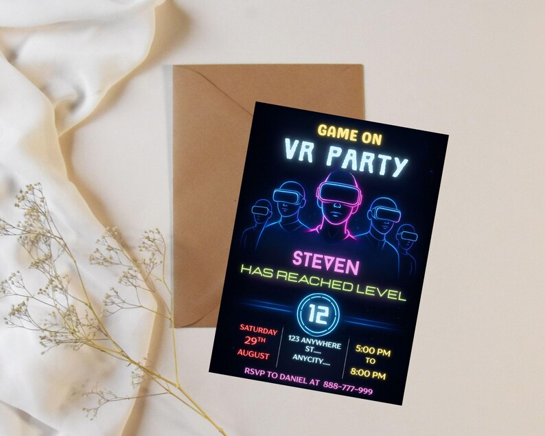 Puede incluir: Una tarjeta de invitaci&oacute;n negra con texto de ne&oacute;n que dice "GAME ON VR PARTY". La tarjeta presenta un gr&aacute;fico de personas que usan auriculares de realidad virtual. El texto incluye el nombre "STEVEN" y los detalles del evento. Un sobre marr&oacute;n est&aacute; detr&aacute;s de la tarjeta.