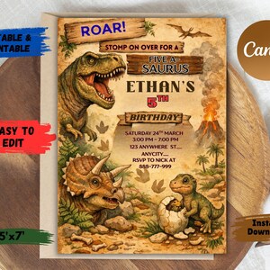 Könnte beinhalten: Eine Geburtstagseinladung zum Thema Dinosaurier mit Vintage-Design. Die Einladung zeigt Illustrationen eines T-Rex, Triceratops und eines Babydinosauriers, das aus einem Ei schlüpft. Der Text lautet "ROAR!" und "Ethan's 5th Birthday". Die Einladung misst 12.7cm x 17.8cm.