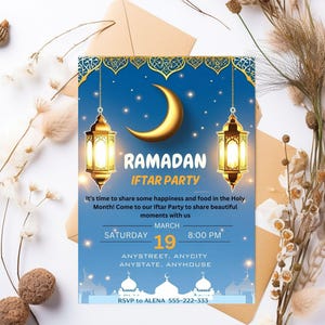 Op de afbeelding: Een blauwe en gouden Ramadan Iftar Party-uitnodiging met een halve maan en lantaarns. De uitnodiging bevat de datum, tijd en locatie van het evenement. RSVP naar Alena 555-222-333.