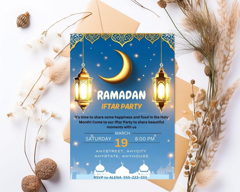 Op de afbeelding: Een blauwe en gouden Ramadan Iftar Party-uitnodiging met een halve maan en lantaarns. De uitnodiging bevat de datum, tijd en locatie van het evenement. RSVP naar Alena 555-222-333.