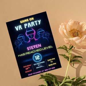 Puede incluir: Una tarjeta de invitaci&oacute;n negra con texto y gr&aacute;ficos en azul ne&oacute;n y rosa para una fiesta de realidad virtual. La tarjeta incluye el texto "GAME ON VR PARTY", "STEVEN HAS REACHED LEVEL" y detalles del evento. Una gran flor de peon&iacute;a rosa en el fondo.