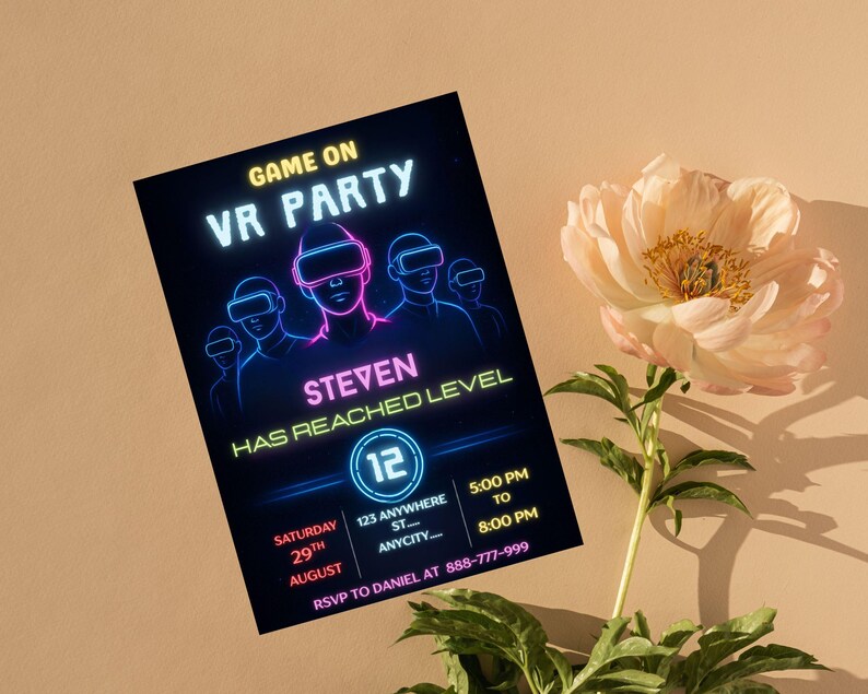 Puede incluir: Una tarjeta de invitaci&oacute;n negra con texto y gr&aacute;ficos en azul ne&oacute;n y rosa para una fiesta de realidad virtual. La tarjeta incluye el texto "GAME ON VR PARTY", "STEVEN HAS REACHED LEVEL" y detalles del evento. Una gran flor de peon&iacute;a rosa en el fondo.