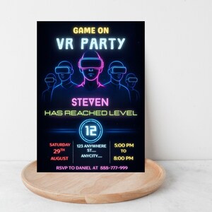 Puede incluir: Una invitaci&oacute;n a una fiesta de realidad virtual negra con texto y gr&aacute;ficos en azul ne&oacute;n y rosa. La invitaci&oacute;n dice "GAME ON VR PARTY" e incluye el nombre "STEVEN" y el n&uacute;mero "12". Los detalles incluyen la fecha, la hora y la informaci&oacute;n de RSVP.