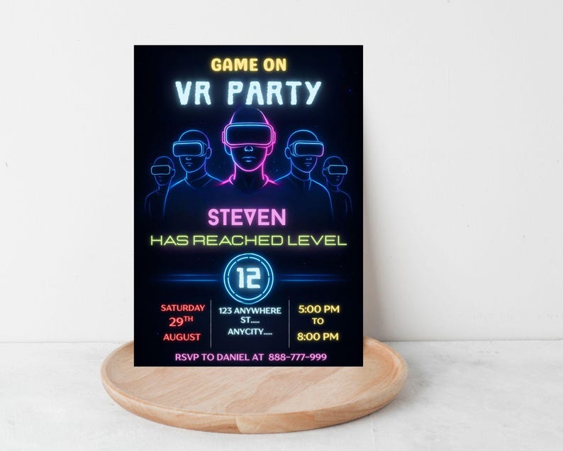 Puede incluir: Una invitaci&oacute;n a una fiesta de realidad virtual negra con texto y gr&aacute;ficos en azul ne&oacute;n y rosa. La invitaci&oacute;n dice "GAME ON VR PARTY" e incluye el nombre "STEVEN" y el n&uacute;mero "12". Los detalles incluyen la fecha, la hora y la informaci&oacute;n de RSVP.