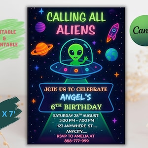 Könnte beinhalten: Eine farbenfrohe Einladung mit dem Text "CALLING ALL ALIENS" und einer Illustration eines grünen Aliens in einem UFO. Die Einladung ist für Angels 6. Geburtstag, mit Datum, Uhrzeit und Ort. Die Größe beträgt 152 cm x 213 cm.