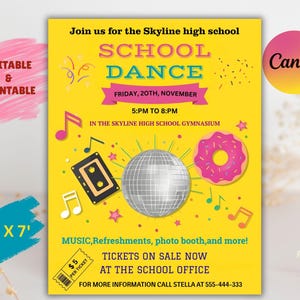 Könnte beinhalten: Ein gelbes Plakat für einen Schulball mit dem Text "SCHOOL DANCE" in türkisfarbenen Buchstaben. Das Plakat enthält eine Discokugel, Noten, eine Kassette und einen rosa Donut. Das Plakat ist 152 cm x 213 cm groß und besagt "Tickets sind jetzt im Verkauf".