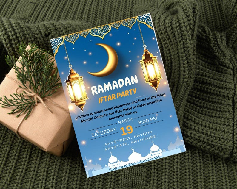 Op de afbeelding: Een blauwe en gouden Ramadan Iftar Party-uitnodiging met een halve maan en lantaarns. De uitnodiging bevat de datum, tijd en locatie van het evenement. RSVP naar Alena 555-222-333.