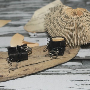 Orecchini con mini libri in pelle