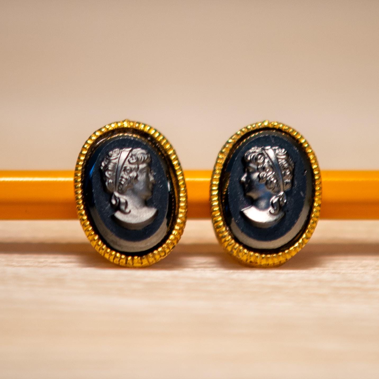 Boucles D'oreilles Clips Antiquaires - Or Plaqué Et Camée - Modèle Année 1994 - Occasion