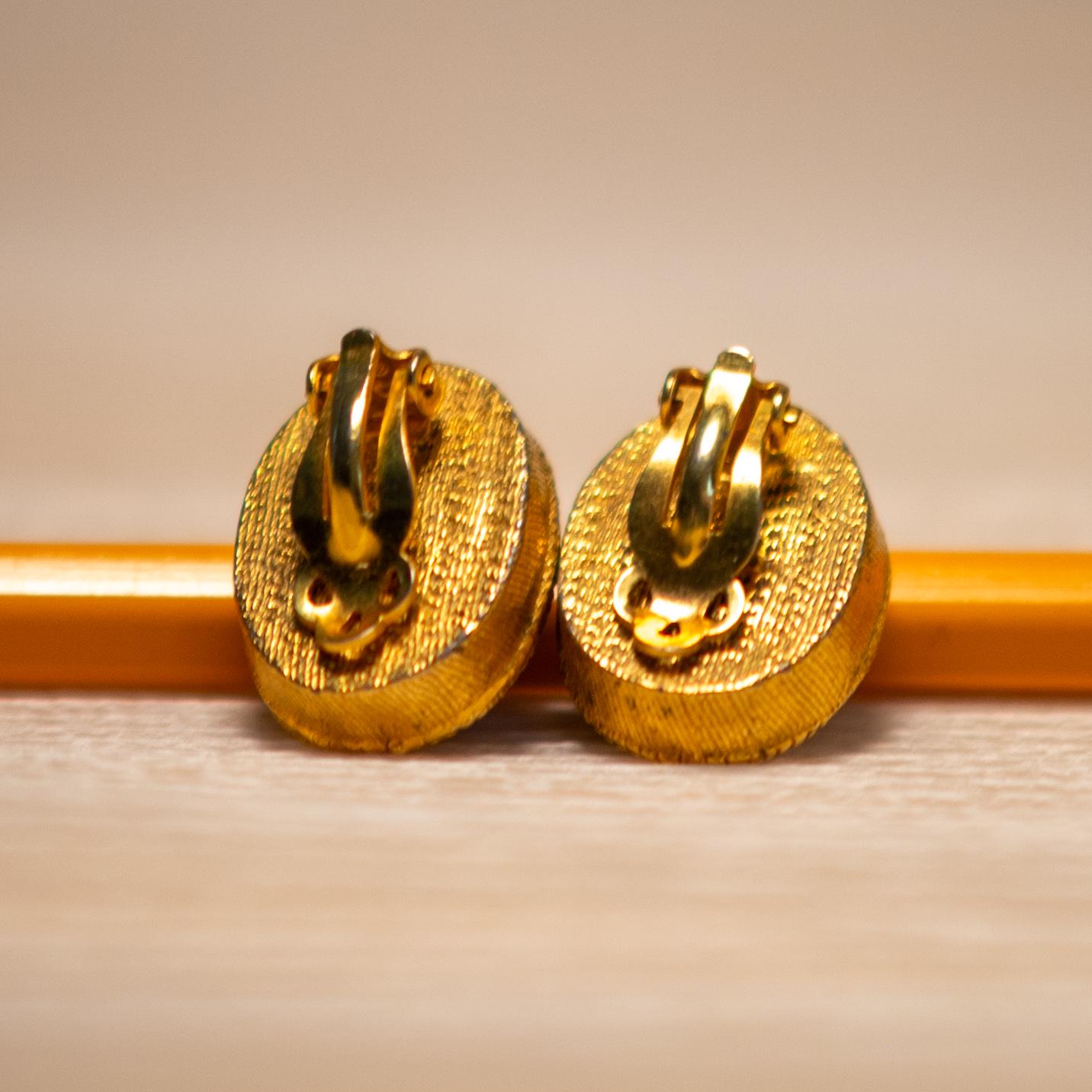 Boucles D'oreilles Clips Anciennes - Or Et Camée, Décor Fer à L'antique - Vintage 1994, Occasion