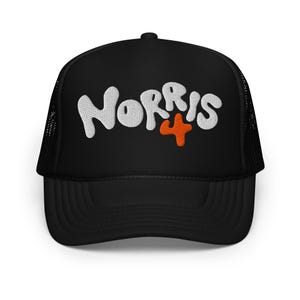 Pode incluir: Boné de caminhoneiro preto com a palavra "Norris" bordada em branco, com um símbolo laranja. O boné tem uma parte traseira de malha e uma aba curva. O texto está em uma fonte de estilo bolha.