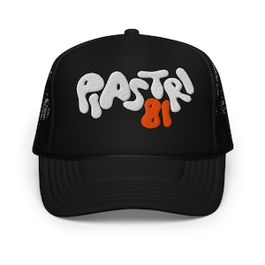Pode incluir: Boné de caminhoneiro preto com a palavra "PASTRI" em letras brancas em relevo e o número "81" em laranja. O boné tem uma parte traseira em malha e uma viseira curva.