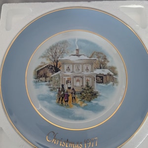 Avon Christmas Plate 1977 Carollers In The Snow