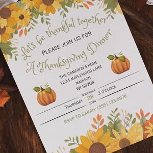 Elegante invito per la cena del Ringraziamento con fiori e zucche autunnali: festeggia con stile con un bellissimo design stagionale. Vacanze perfette