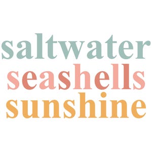 以下が含まれることがあります： 「saltwater seashells sunshine」という単語が積み重ねられたデザインです。単語は青、ピンク、黄色の異なる色で書かれています。