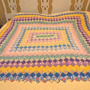 Impresionante colcha de patchwork "Viaje alrededor del mundo" hecha a mano en los años 30. Unida, cosida y acolchada a mano.