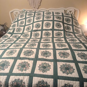 100% Hand Pieced Handmade Grandmothers Applique Flower Quilt Vintage and Queen size. Beautiful applique work and handquilting. Green White