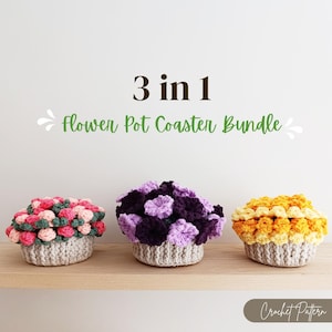 Pode incluir: Três bases de crochê em forma de vasos de flores, rosa, roxo e amarelo, cada um com um design floral único. O texto "3 in 1 Flower Pot Coaster Bundle" é visível.