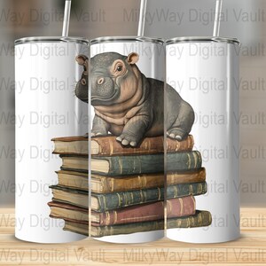 Pode incluir: Um adorável hipopótamo de desenho animado sentado em uma pilha de livros antigos. O hipopótamo é marrom e cinza com um nariz rosa e uma expressão amigável. Os livros são de vários tons de marrom e têm letras douradas nas lombadas.