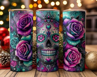 Könnte beinhalten: Drei Edelstahlbecher mit einem farbenfrohen Design. Das Design zeigt einen Zucker Schädel mit floralen Akzenten und einem dunklen Hintergrund. Die Becher sind perfekt für den täglichen Gebrauch.