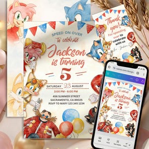 Może przedstawiać: Zaproszenie urodzinowe z postaciami Sonic the Hedgehog. Zaproszenie głosi "Jackson kończy 5 lat" ze szczegółami wydarzenia. Smartfon wyświetla ten sam projekt. Balony i elementy dekoracyjne otaczają zaproszenia.