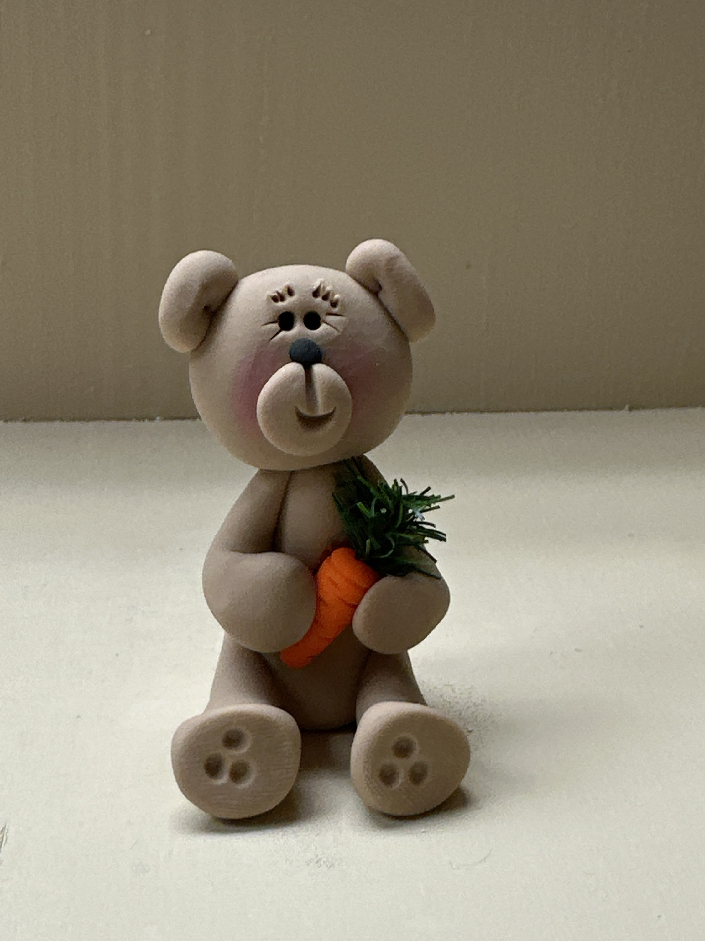 Osito de peluche con una zanahoria
