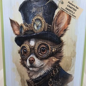 Peut inclure: Un chihuahua brun et blanc portant un chapeau haut de forme noir avec un cadran d'horloge et des lunettes. Le chien porte un harnais en cuir et a une esthétique steampunk. L'image est une œuvre d'art en livre plié avec une étiquette qui indique "Modèle par : CRAFTED SWEETLY Plié par : Lisa Babin".