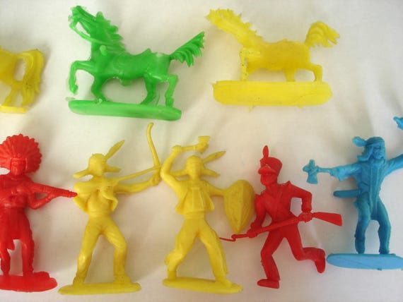 ビンテージのインディアンカウボーイと馬のフィギュアがたくさん