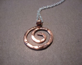 Mini collar en espiral, colgante en espiral, espiral de plata esterlina, collar con soporte para anillos, espiral sagrada, joyería en espiral, espiral antigua, espiral celta