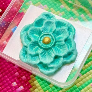 ThesStudios Scented Diamond Painting Putty Green Hellebores Flower. Wt. 10g. Scent: Adore You