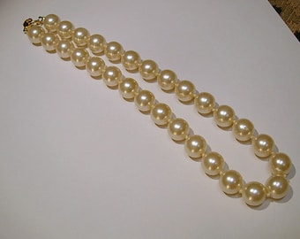Vintage  Pearl Necklace - Glass Pearls