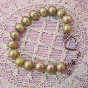 Handmade 9mm Freshwater Pearl Bracelet - Light Green - 7 Inch - Knotted
