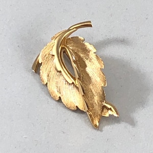Vintage Signed Monet Leaf Design Goldtone Brooch or Pin