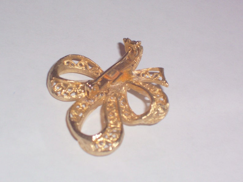 Vintage Pearl Brooch or Pin Goldtone